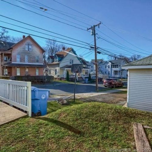 271 Gln St, New Britain CT 06051-2572 exterior