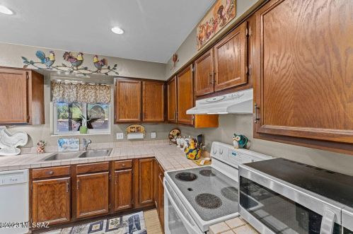 1066 Abrego Dr, Green Valley AZ 85614-3640 exterior