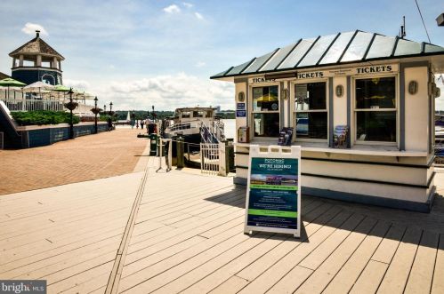 720 Bracey Ln, Alexandria VA  22314-6245 exterior