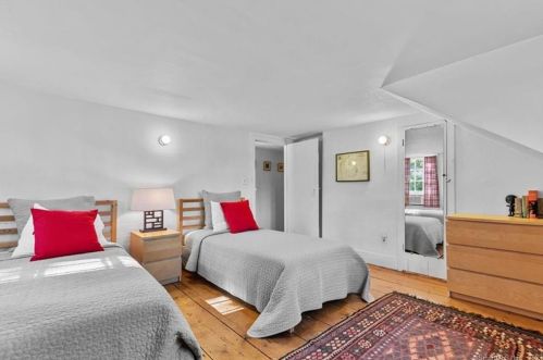 22 Homewood Ave, North Haven CT 06473-2919 exterior