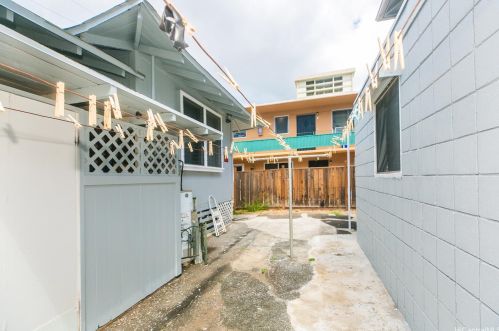 731 Paani St, Honolulu HI 96826-4223 exterior