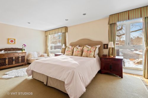 1335 Sandburg Ter, Chicago IL 60610-1507 exterior