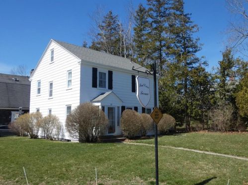 27 Red Cross Ave, Middletown, RI 02840-3316