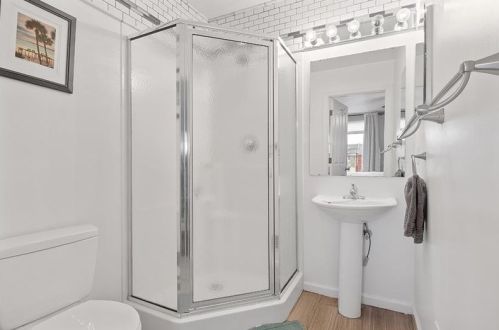 5015 Broad St, Pittsburgh PA  15224-2403 exterior