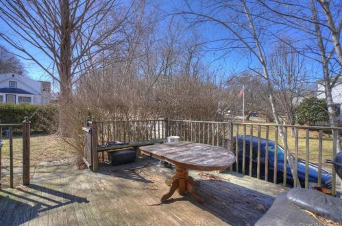 18 Comstock Ave, Uncasville CT 06382-2603 exterior