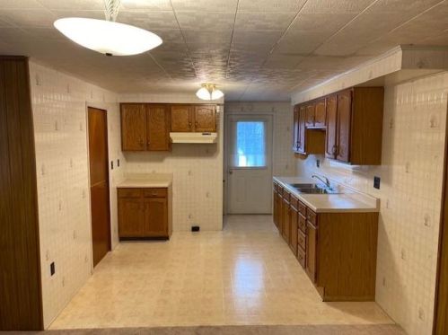 64 Race St, Manor PA 15665-1609 exterior