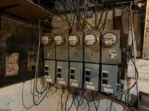 27 Kling St, Town Center NJ 07052-5510 exterior