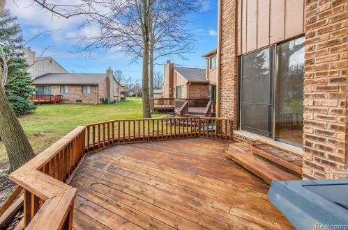 1868 Christy Ct, Rochester MI 48309-3327 exterior