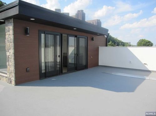 277 Undercliff Ave, Edgewater NJ  07020-1126 exterior