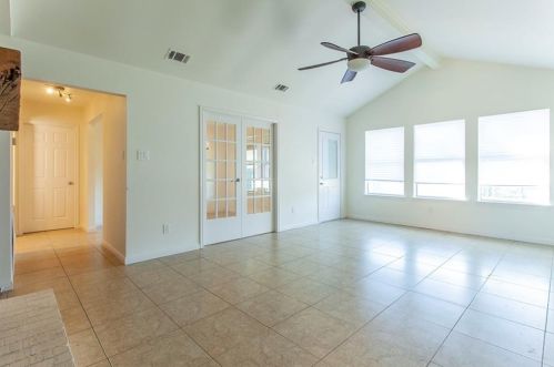 5305 Beckett Cir, Austin TX 78749-2114 exterior