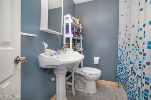 2205 Luella St, Kalamazoo MI 49001-3705 exterior