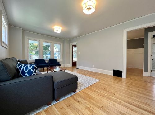 4532 Newhall St, Milwaukee WI 53211-1527 exterior