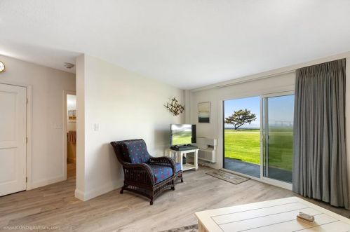 4 Capella, Middletown RI 02840-1587 exterior