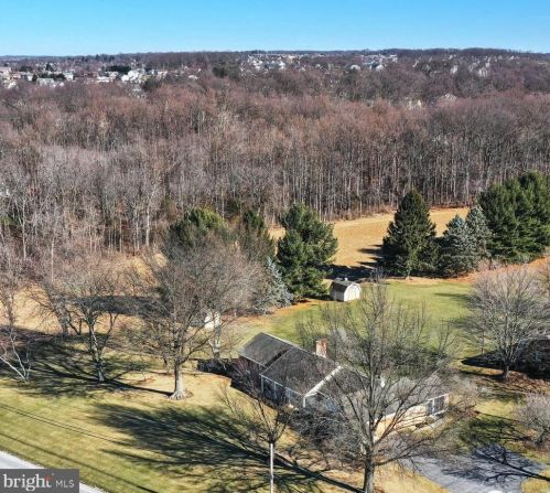 869 Fairview Dr, Hanover PA 17331-9747 exterior