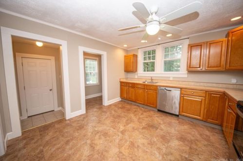 3 Oak St, Enfield, CT 06082-4722