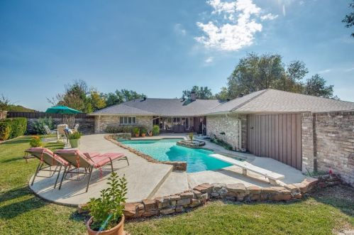 10727 Cox Ln, Dallas TX 75229-5211 exterior