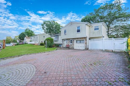 120 Dolce St, Pine Air, NY 11717-4905