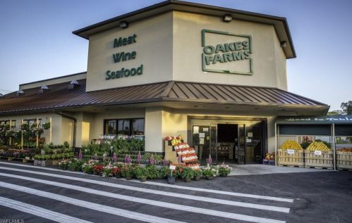 1923 Holiday Ln, Naples FL 34104-4225 exterior