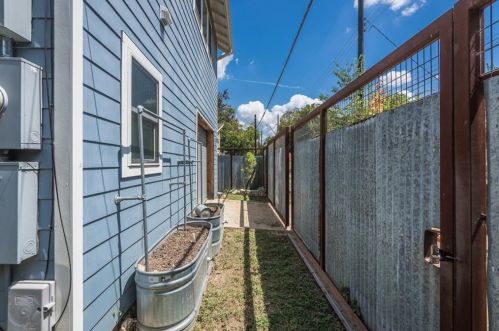 2023 2nd St, Austin TX 78702-4312 exterior