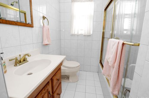 8 Birchwood Dr, Valley Stream NY 11580-1908 exterior