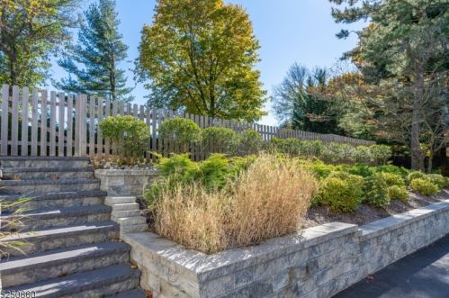 13 Larch Dr, Chester NJ  07930-2607 exterior