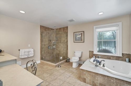 40 Cox Ave, Armonk NY 10504-2016 exterior