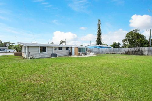 2260 Seacrest Blvd, Boynton Beach FL 33435-1708 exterior