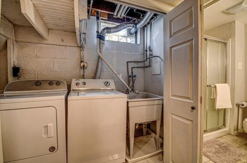 250 Cascade Rd, Pittsburgh PA 15221-4464 exterior