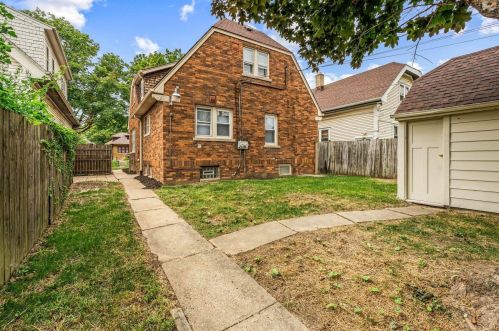 2756 55, Milwaukee WI 53210-1558 exterior