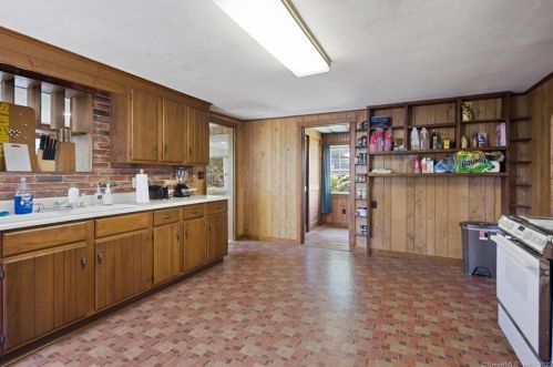 158 Center St, Windsor Locks CT 06096-2409 exterior