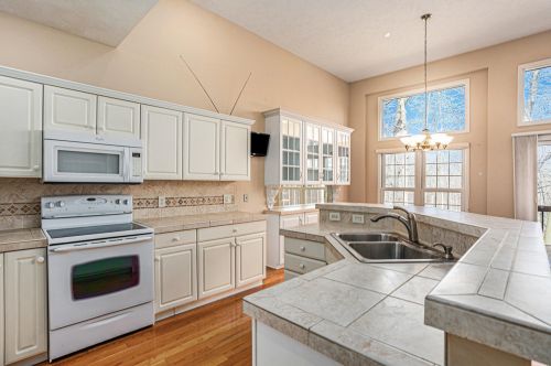 2041 Cross Creek Dr, Grand Rapids MI 49508-8775 exterior