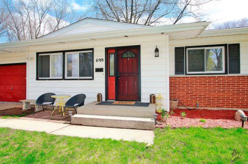 699 Nottingham Ln, Bull Valley, IL 60014-7528