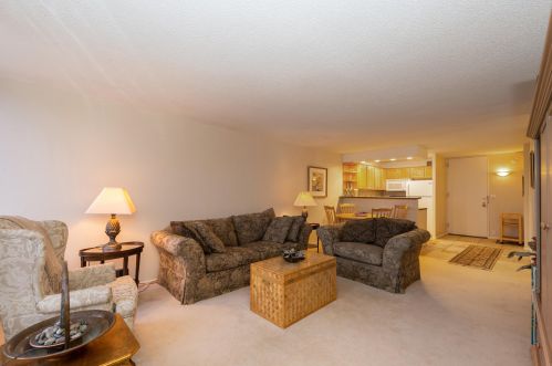 929 Astor St, Milwaukee, WI 53202-3420