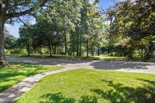 939 Midwood Dr, Rahway, NJ 07065-1732