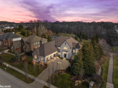 1021 Clear Creek Dr, Rochester, MI 48306-3576