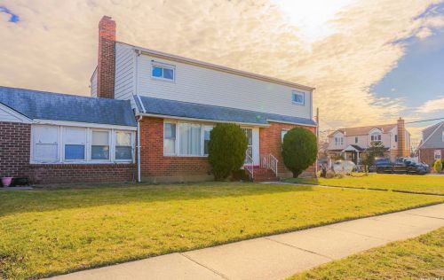 14 Marlowe Rd, Valley Stream, NY 11580-1128