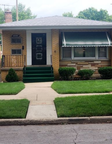 8946 Euclid Ave, Chicago, IL 60617-2923
