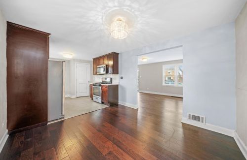 7339 Washtenaw Ave, Chicago IL 60645-1401 exterior