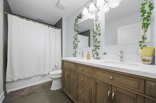 5606 Parkside Ave, Chicago IL 60646-6421 exterior