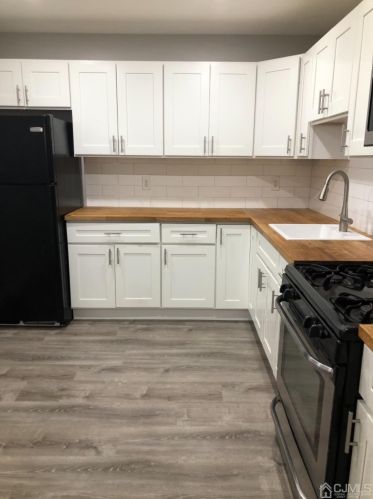 326 College Dr, Edison NJ 08817-5955 exterior