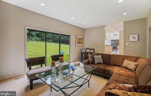 1006 Farm Haven Dr, Rockville MD 20852-4244 exterior