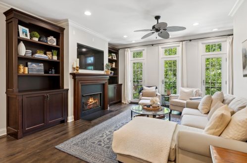 1315 Roscoe St, Chicago, IL 60657-1413