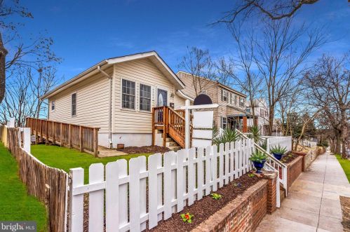 4504 Dix St, Washington, DC 20019-4668