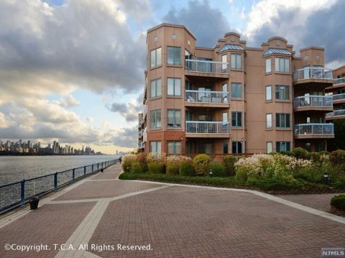 102 Adams Ct, Edgewater NJ 07020-1654 exterior