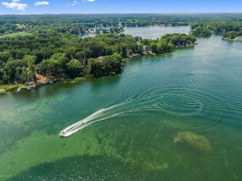 11800 Fords Point Dr, Plainwell, MI 49080-8704