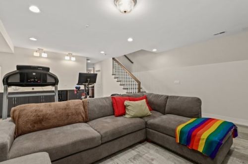 641 Bowen Ave, Chicago IL  60653-2824 exterior