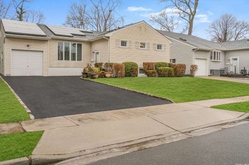 52 Cloverfield Rd, Valley Stream, NY 11581-2422