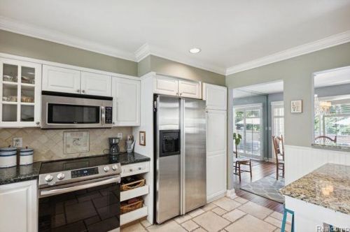 1201 Oakwood Ct, Rochester MI 48307-2539 exterior