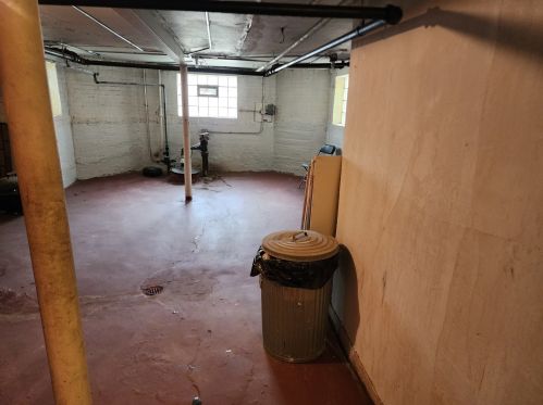 8030 Eberhart Ave, Chicago IL 60637-2484 exterior