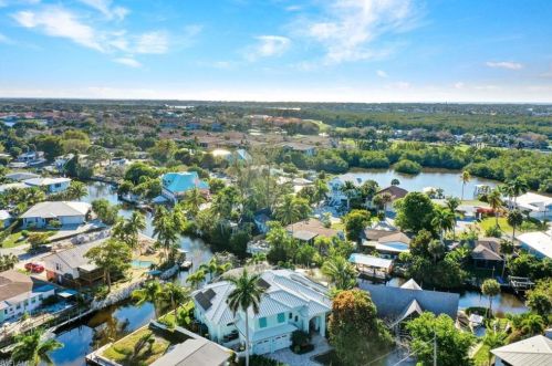 2654 Shoreview Dr, Naples FL 34112-5840 exterior